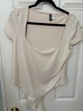 🛍️ H&M Divided Short Sleeve Scoop Neck Bodysuit Size XL Cream Beige
